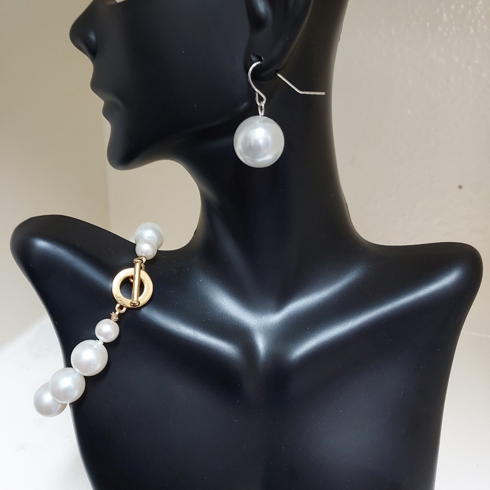 KNOTTED PEARL BRACLET AND SINGLE BOB DANGLING EARRINGS
